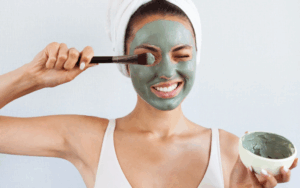 Việc đắp mặt nạ đất sét giúp cho đẩy lùi đi những bã nhờn trên khuôn mặt