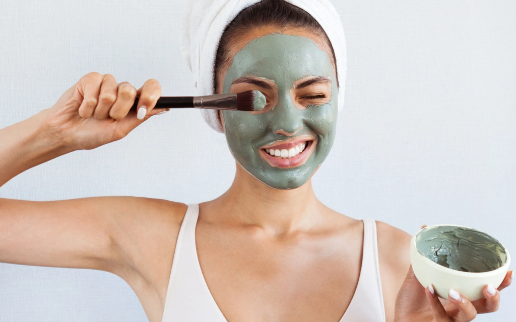 Việc đắp mặt nạ đất sét giúp cho đẩy lùi đi những bã nhờn trên khuôn mặt