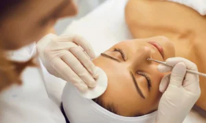 Việc lấy nhân mụn được chuyên viên thực hiện đúng kỹ thuật và nhẹ nhàng