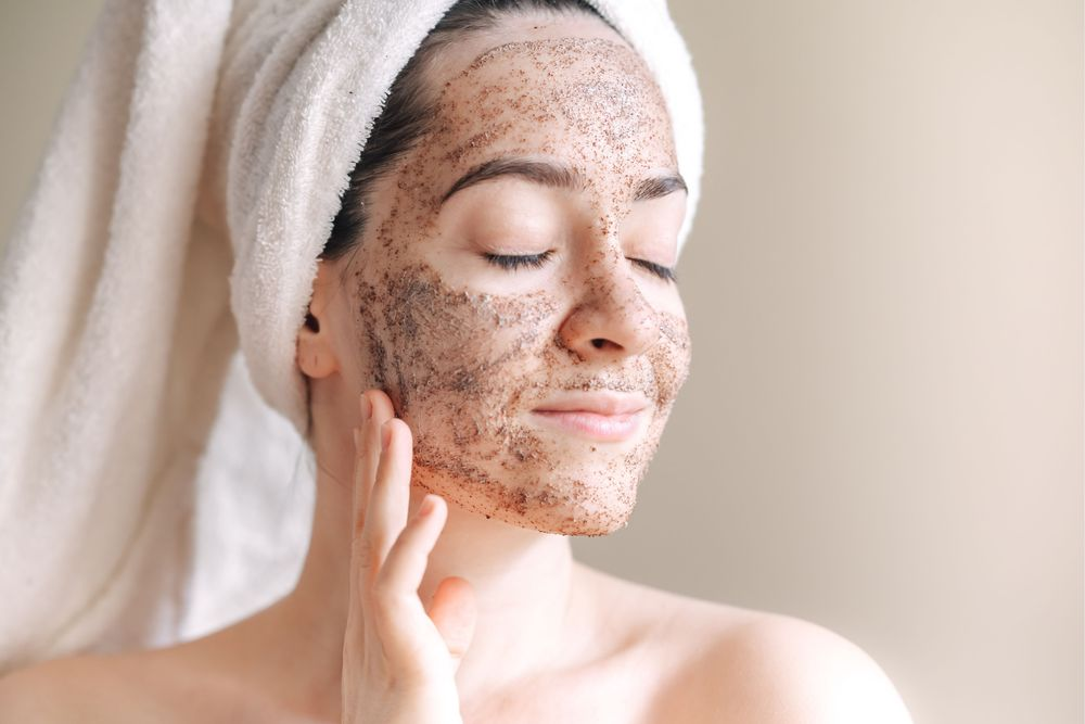 Việc loại bỏ tế bào chết thường xuyên sẽ giúp chị em có một làn da sáng đẹp rạng ngời