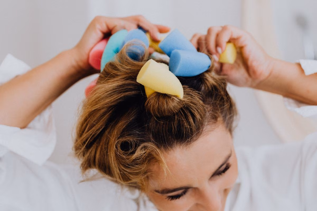 Với tóc ngắn bạn có thể dùng lô để tạo độ phồng