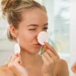 Với một làn da mụn thì tẩy trang và làm sạch luôn là bước quan trọng không thể bỏ qua