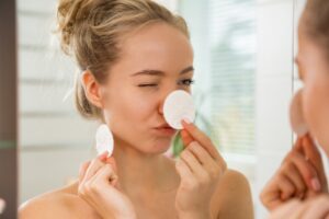 Với một làn da mụn thì tẩy trang và làm sạch luôn là bước quan trọng không thể bỏ qua