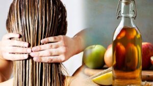 Xả tóc bằng giấm táo là cách chăm sóc tóc mềm mượt tại nhà được nhiều người áp dụng