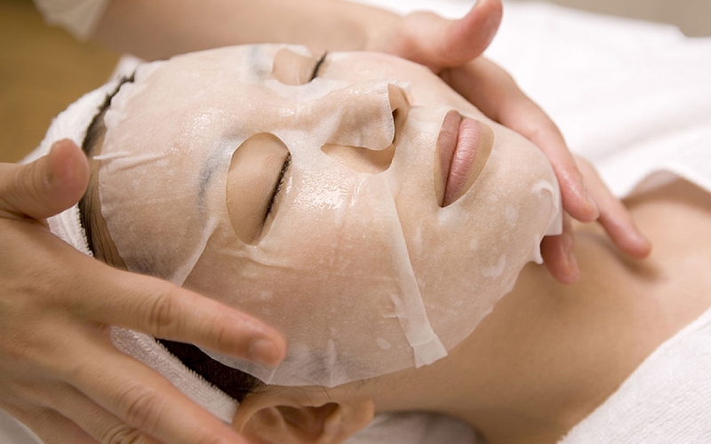 Trong quy trình chăm sóc da mặt cơ bản tại spa không thể thiếu bước đắp mặt nạ