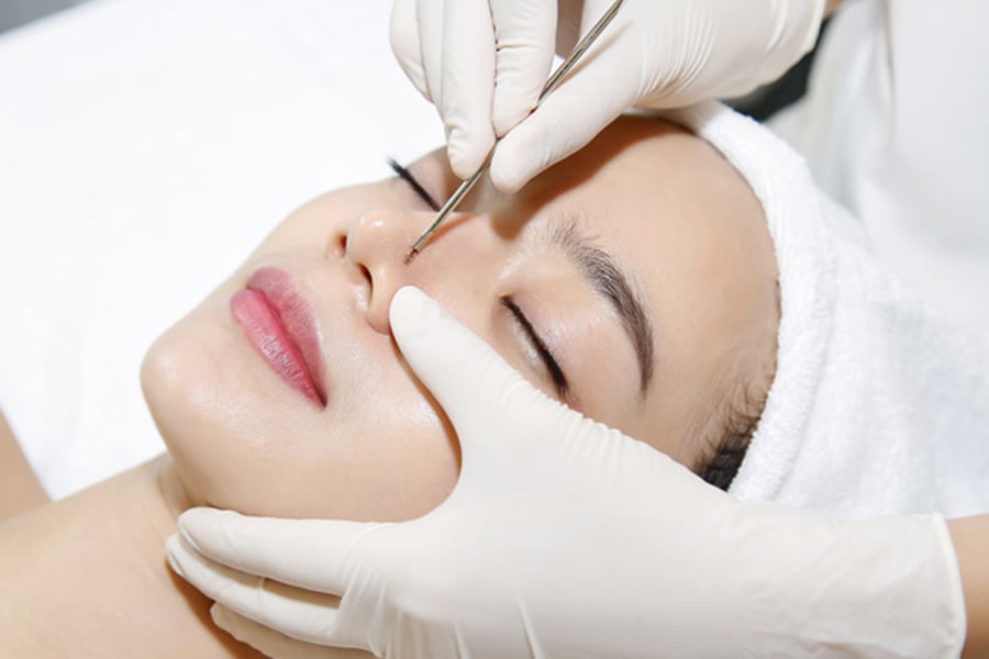 Những người có da bị mụn nên tới spa để được tư vấn chăm sóc và điều trị